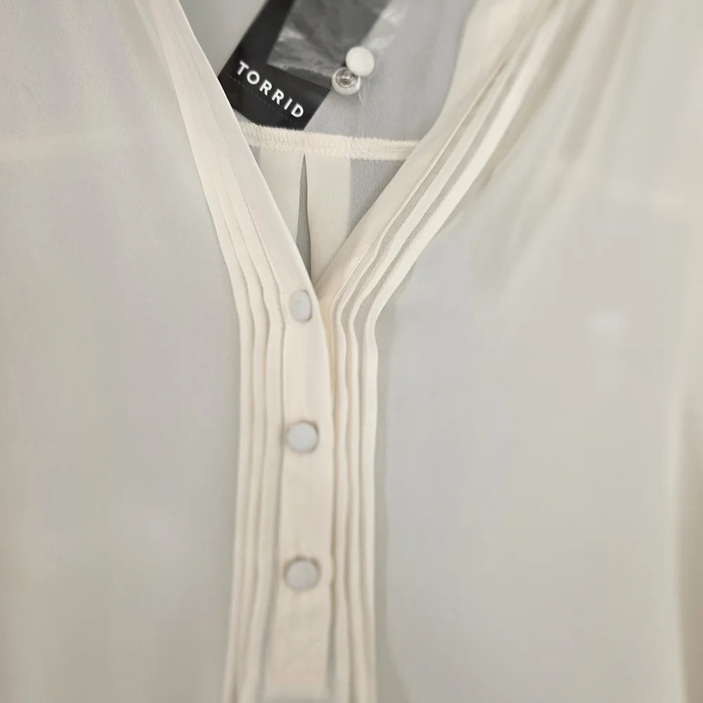 NWT Torrid Sheer Blouse Sz 3 3x Elegant Cream Blouse - Picture 4 of 8